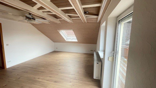 Modernes Wohnen über den Dächern. Stilvoll renovierte Dachgeschosswohnung