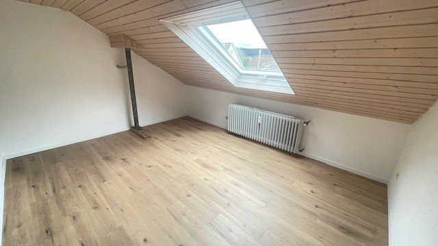 Modernes Wohnen über den Dächern. Stilvoll renovierte Dachgeschosswohnung