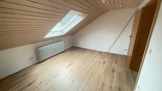 Modernes Wohnen über den Dächern. Stilvoll renovierte Dachgeschosswohnung