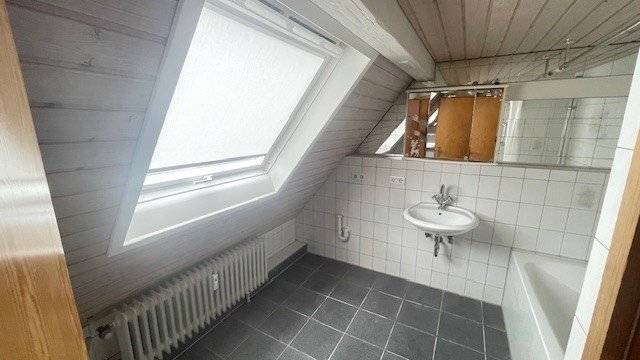 Modernes Wohnen über den Dächern. Stilvoll renovierte Dachgeschosswohnung