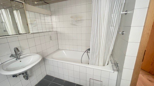 Modernes Wohnen über den Dächern. Stilvoll renovierte Dachgeschosswohnung