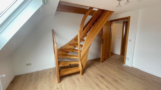 Modernes Wohnen über den Dächern. Stilvoll renovierte Dachgeschosswohnung