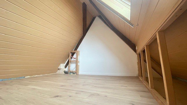 Modernes Wohnen über den Dächern. Stilvoll renovierte Dachgeschosswohnung