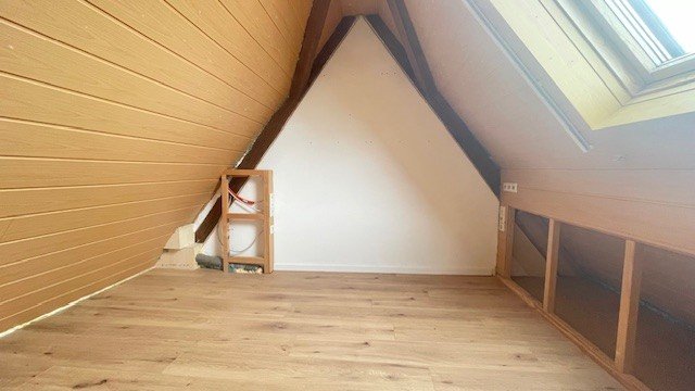 Modernes Wohnen über den Dächern. Stilvoll renovierte Dachgeschosswohnung